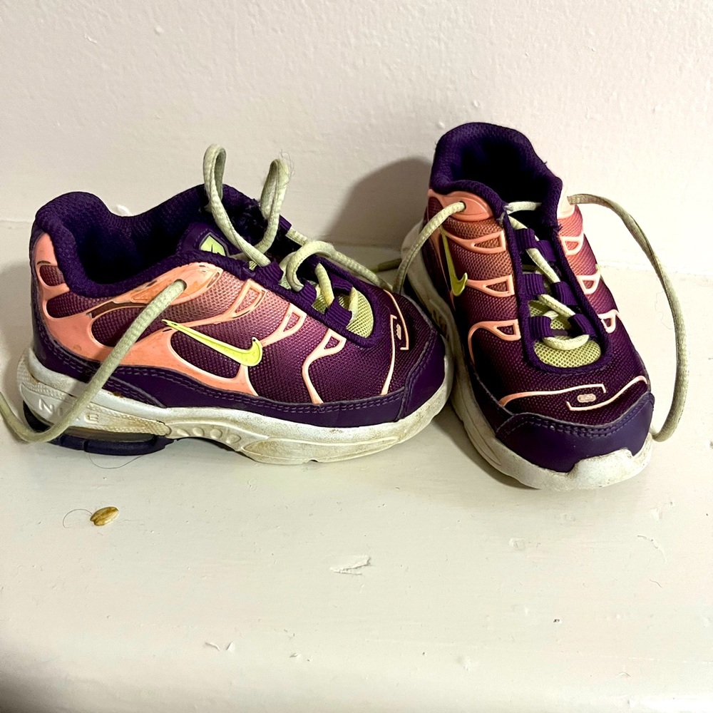 Toddler 5C Nike sneakers.